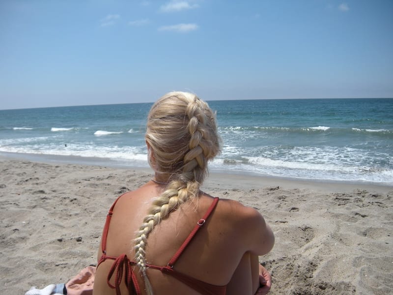 Coiffure avec une robe longue en lin