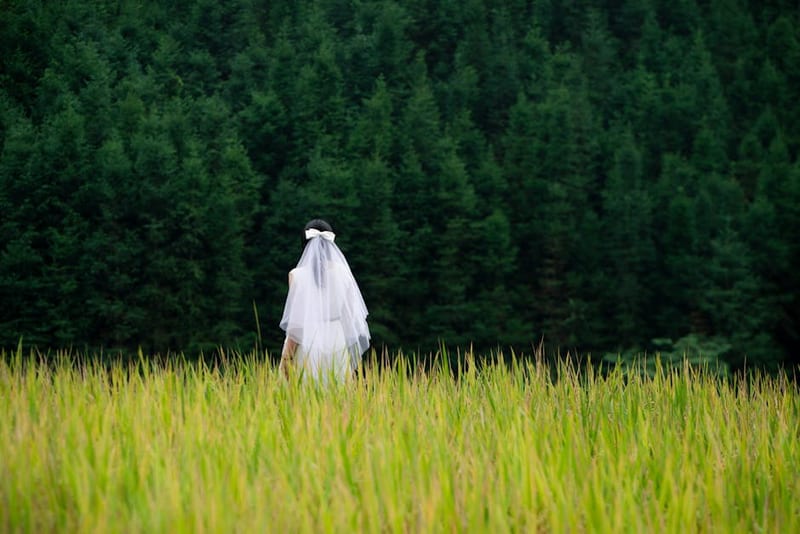 Look champêtre mariage avec robe en lin