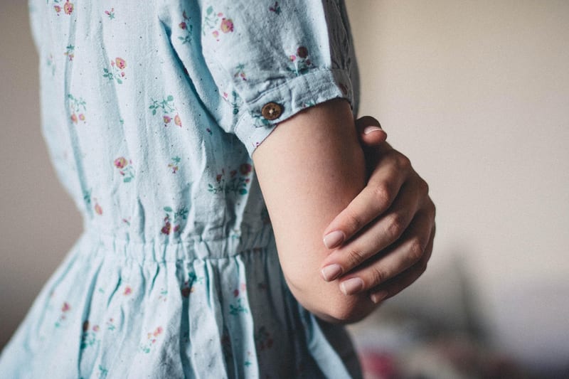 Robes en lin : guide des couleurs tendance